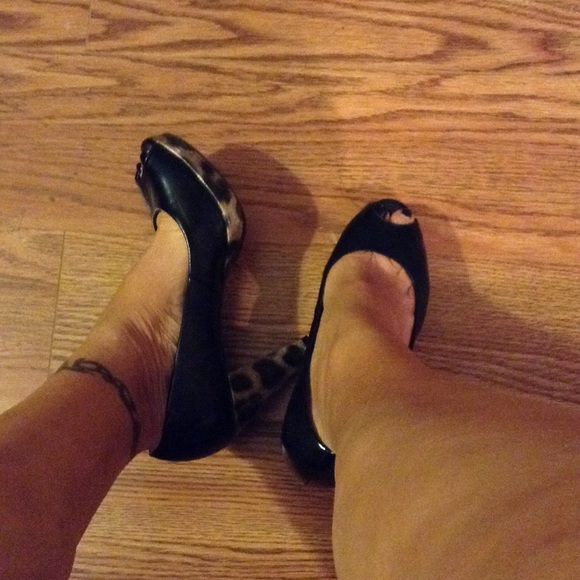 Black peep-toe pumps with leopard platform - Picture 4 of 4