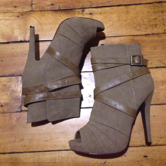 Shoes - NIB booties