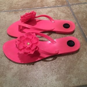 Hot pink rubber flower flip flops size 37 (7)