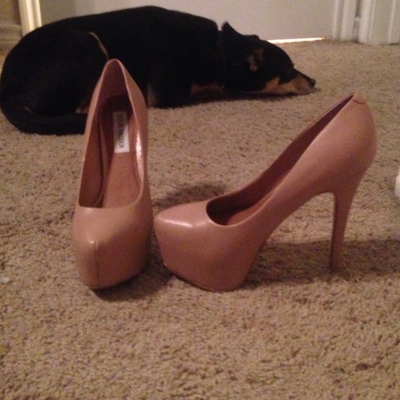Steve Madden 6' nude platform pumps