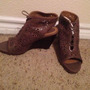 Leather cutout 4' wedges