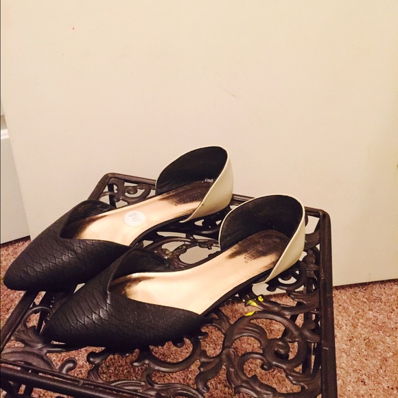 *Traded*Black and white casual flats
