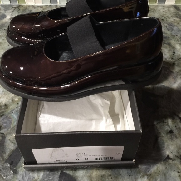 Escape styled by Robert Clergerie Bronz Patent