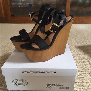 Steve Madden Beachy Size 6 in Black Leather