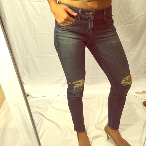 Distressed skinny jeans with zippers