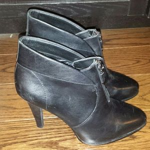 B makowsky leather heeled bootie size 7