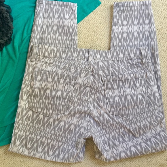 LOFT Gray/White print Skinnies! - Picture 3 of 4