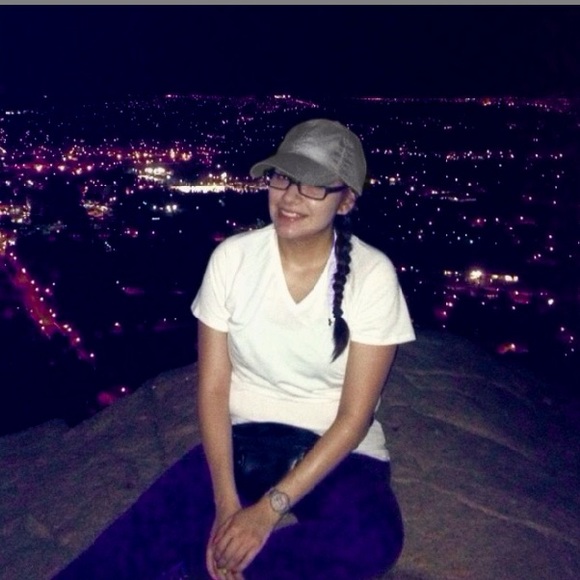 Meet your fellow Posher - Picture 1 of 4