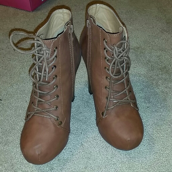 Cognac booties