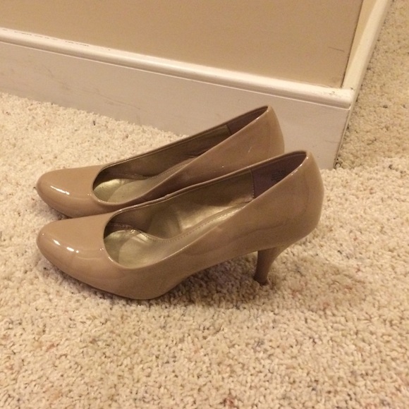Bandolino Tan Patent Leather Heels