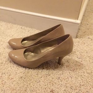 Bandolino Tan Patent Leather Heels