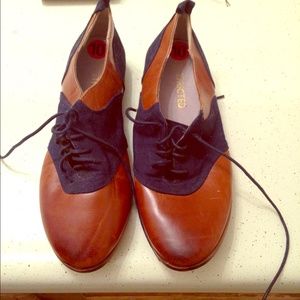 Navy and brown Oxford shoes