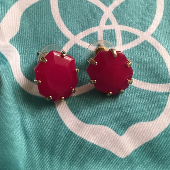 **SOLD** KENDRA SCOTT FUSCHIA MORGAN STUD - Picture 2 of 2