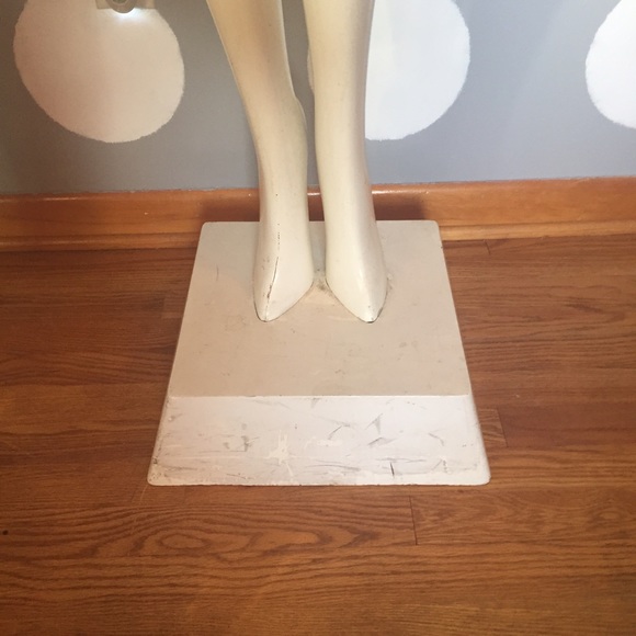 Mannequin - Picture 2 of 4