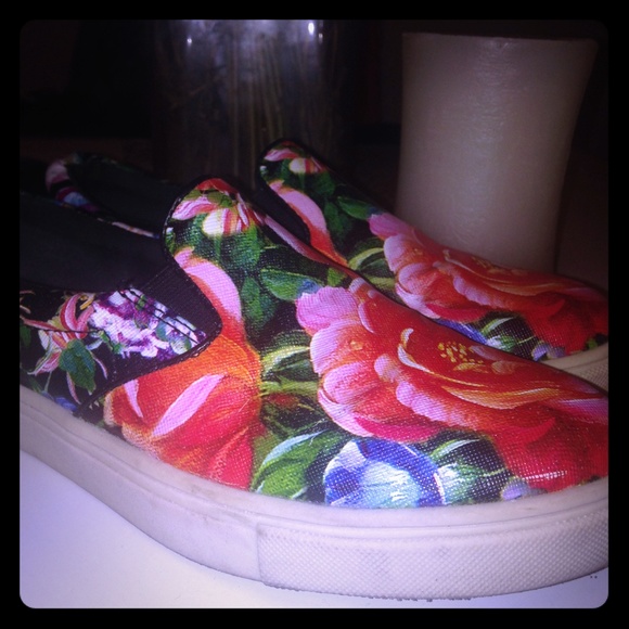 Steve Madden Shoes - Steve Madden flowered sneakers