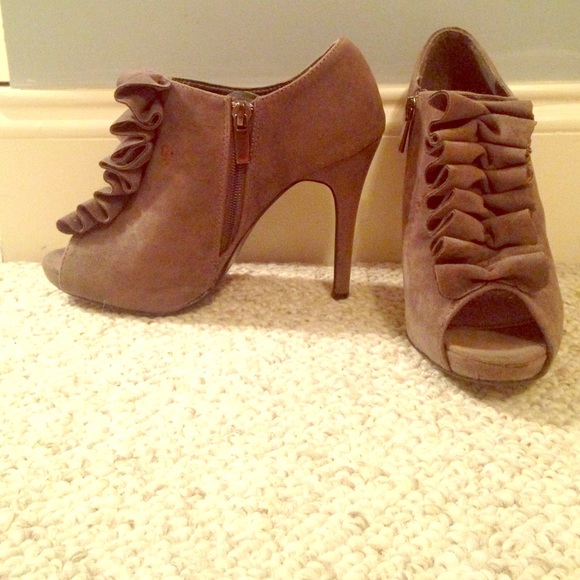 Ruffle heel