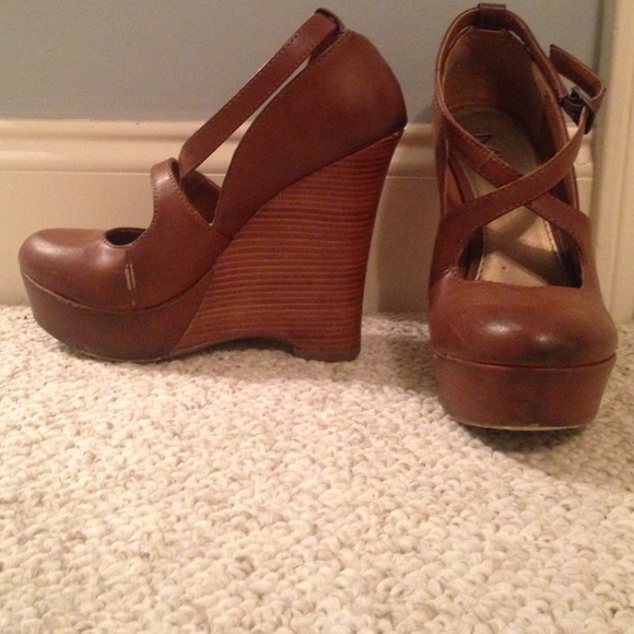 Brown wedge