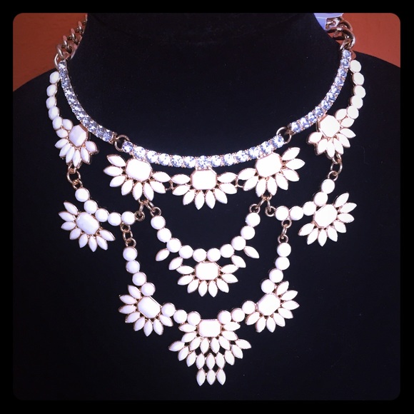 Beautiful necklace moving sale 🎉