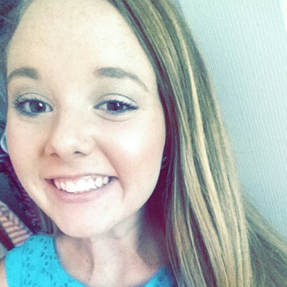 Meet your Posher, Alyssa - Picture 1 of 1