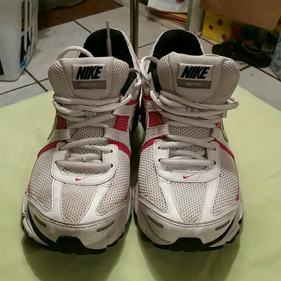 Tennis shoes