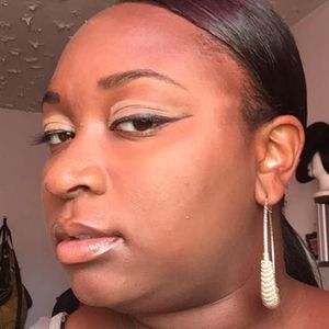 Meet your Posher, Raena