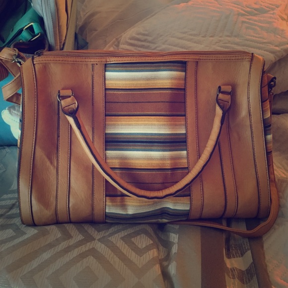 🚫 SOLD - Forever 21 cross body small duffle