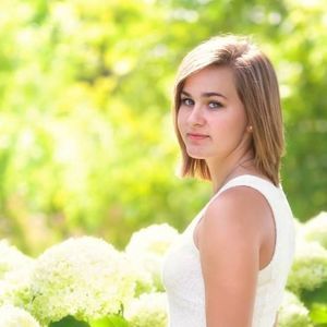 Meet your Posher, Larissa