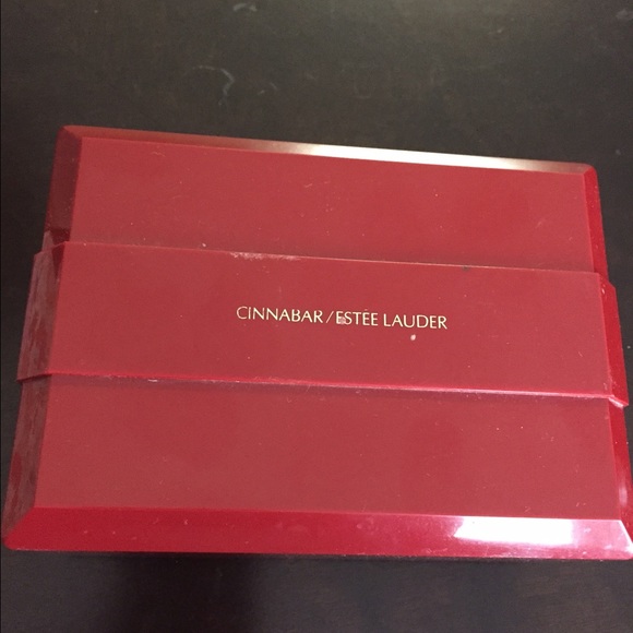 Cinnabar Estée Lauder dusting powder