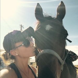 Meet your Posher, Caitlin