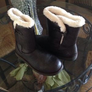 Fur lined boots brand new size 8