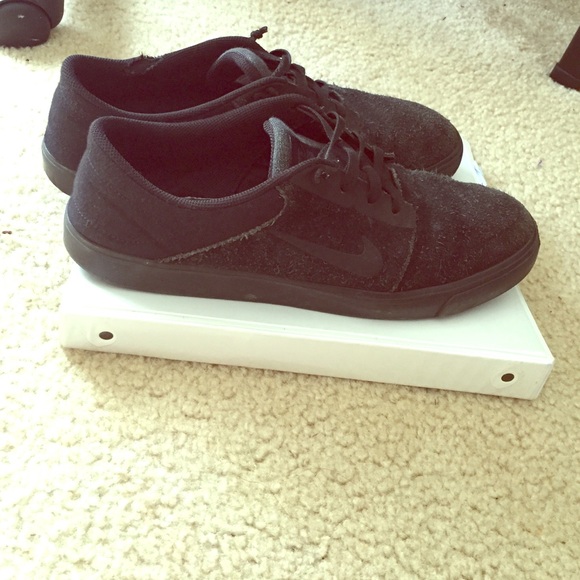 All black nike SB