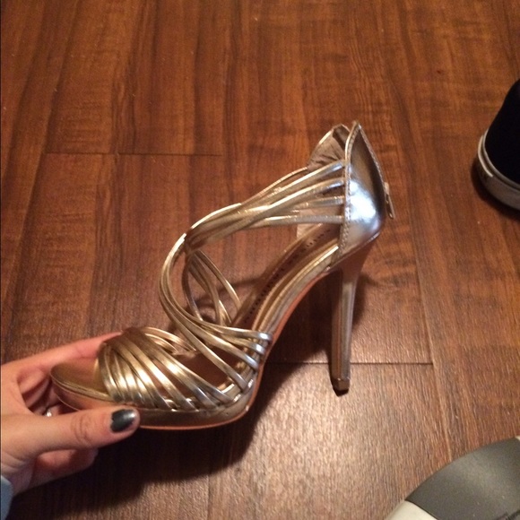 Golden heels - Picture 3 of 3