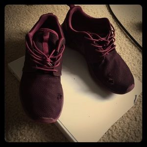 Maroon roshe runs