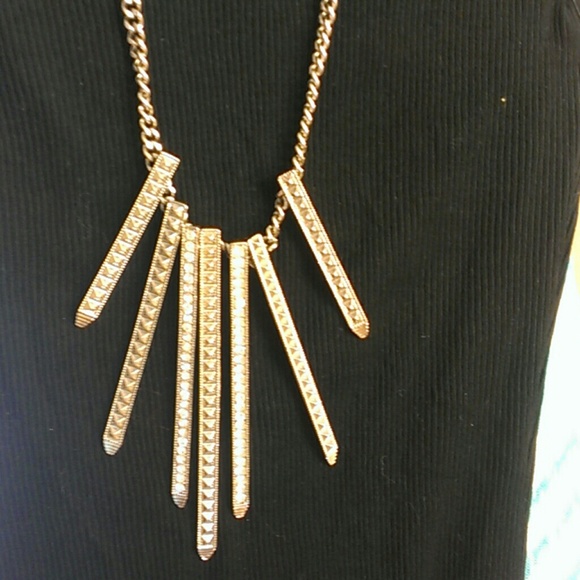 FASHION SILVER NECKLACE.
