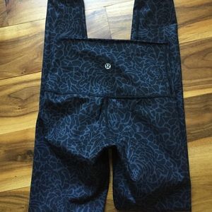 Never worn Lululemon Wunder pants. Size small.