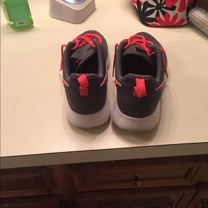 Women's Nike roshes!