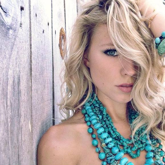 Meet your Posher, Whitney - Picture 1 of 1