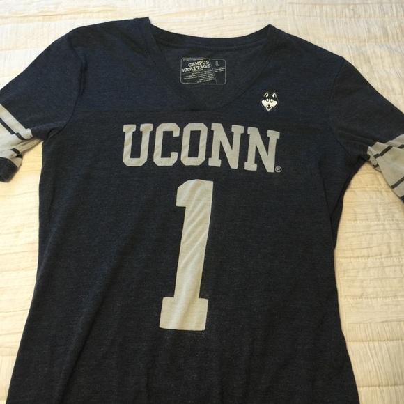 Form fitting UCONN T
