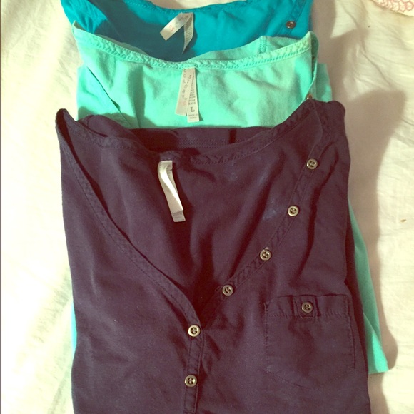 Bundle of three v-neck t-shirts