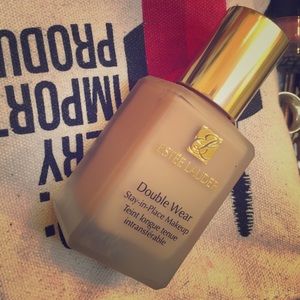 Estēe Lauder Double Wear Foundation in Tawny
