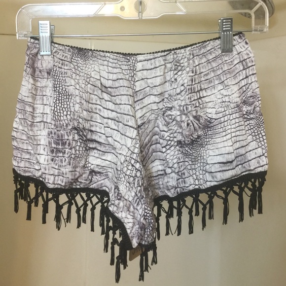 SOLD NWT LF Snakeprint shorts - Picture 4 of 4