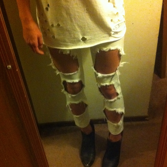 SOLD NWT LF Carmar distressed jeans - Picture 2 of 3
