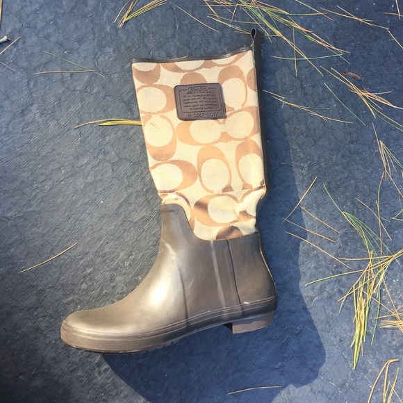 Rain boots - Picture 1 of 3