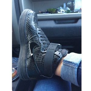 Crocodile mid Air Force