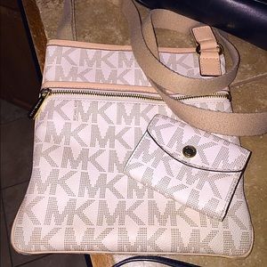Michael Kors Vanilla jetset cross-body purse