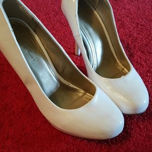 White pumps size 8