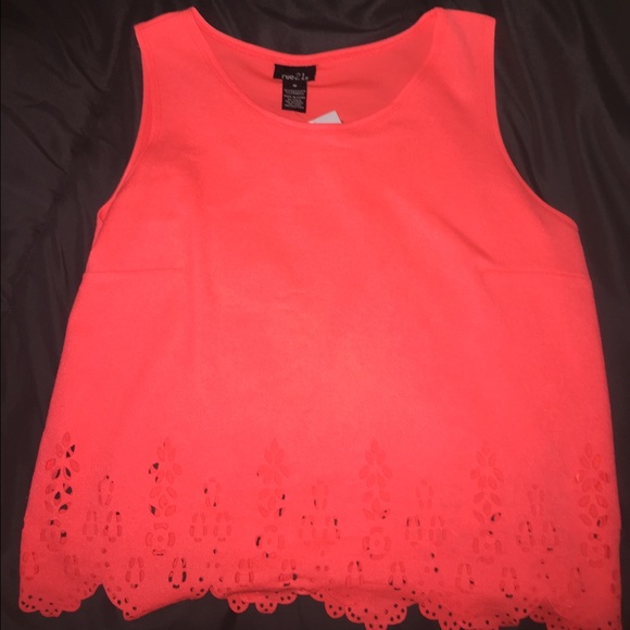 sleeveless shirt