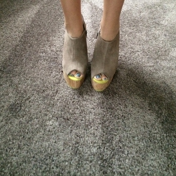 Heels - Picture 4 of 4