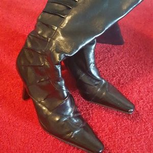 Heeled black boots