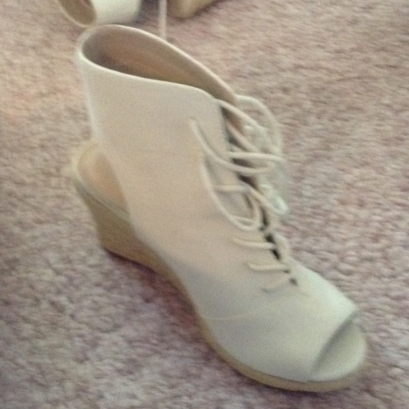 Shoe mint 3 in wedges cream